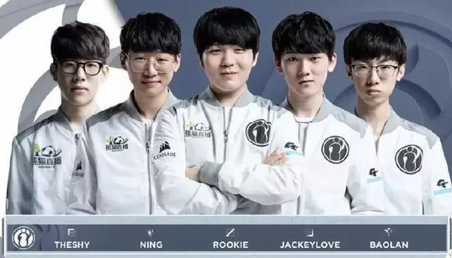 他的反应更 他的反应更